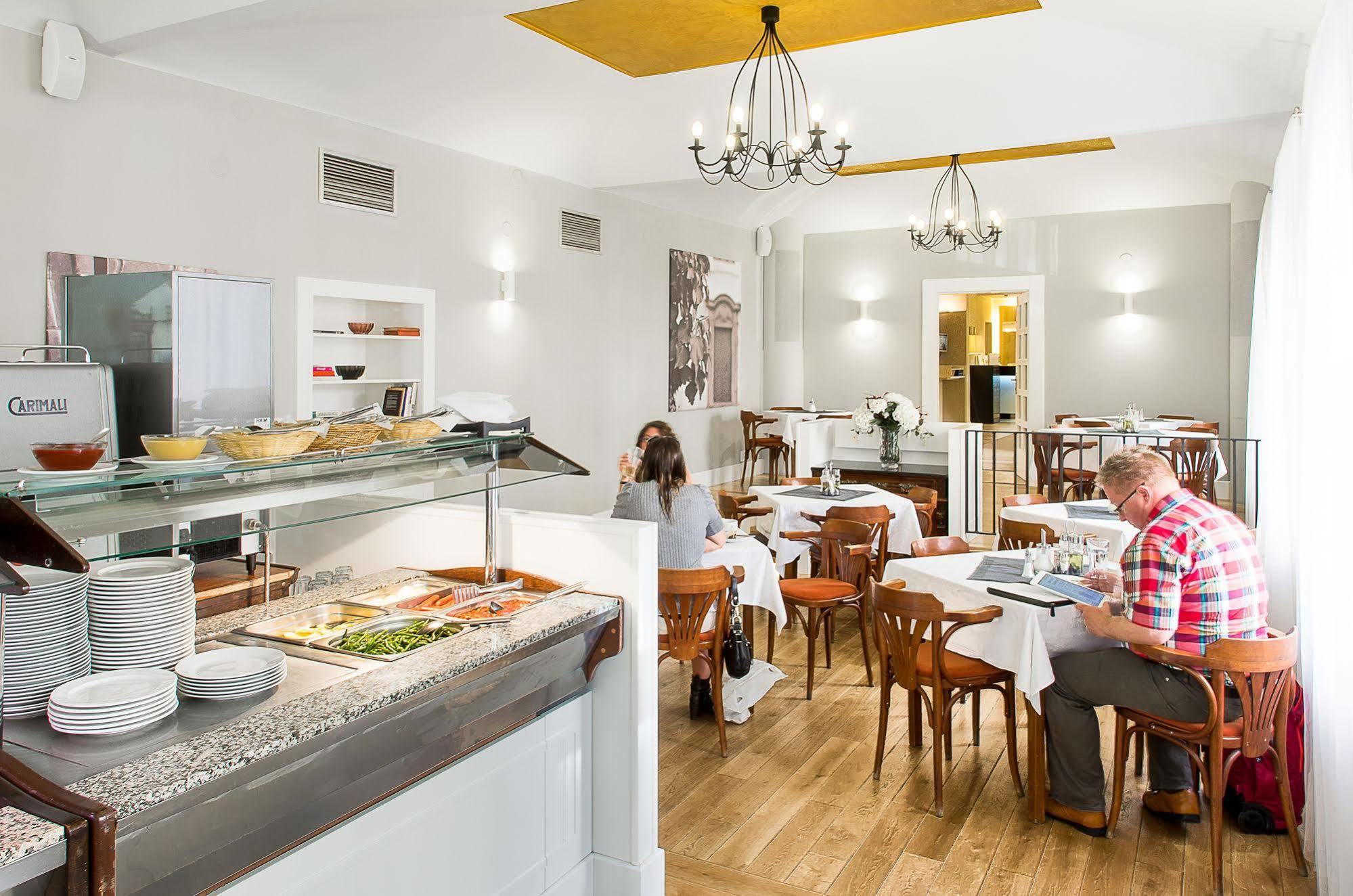Three Crowns Hotel 3*
